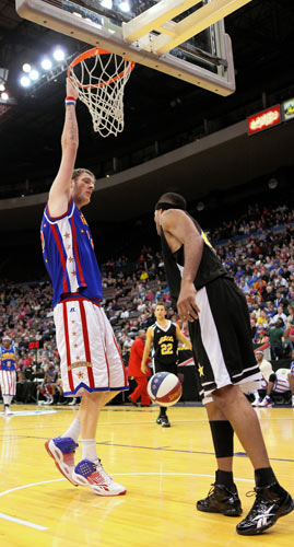 World’s tallest pro hoops player leads Harlem Globetrotters|World’s tallest pro hoops player leads Harlem Globetrotters