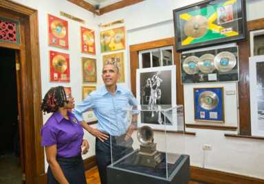 Warm ‘One Love’ welcome for Obama in Jamaica|Warm ‘One Love’ welcome for Obama in Jamaica
