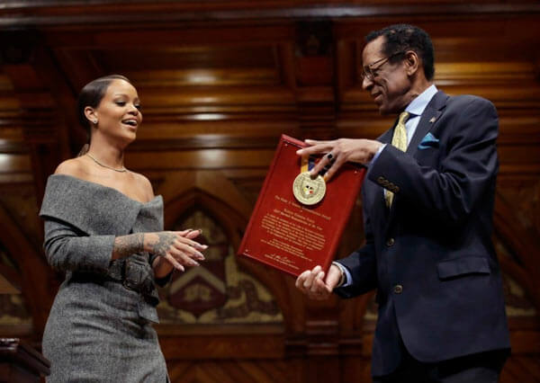 Rihanna gets Harvard’s Humanitarian award