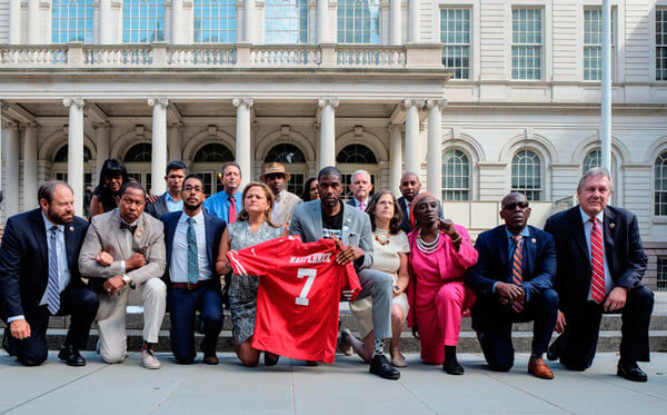 City council members ‘kneel’ in solidarity|City council members ‘kneel’ in solidarity