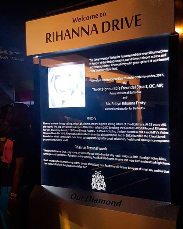 Rihanna gets home street|Rihanna gets home street