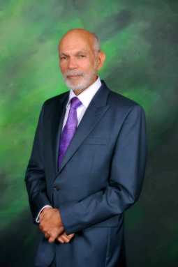 Seafreight founder presents grant to maritime foundation