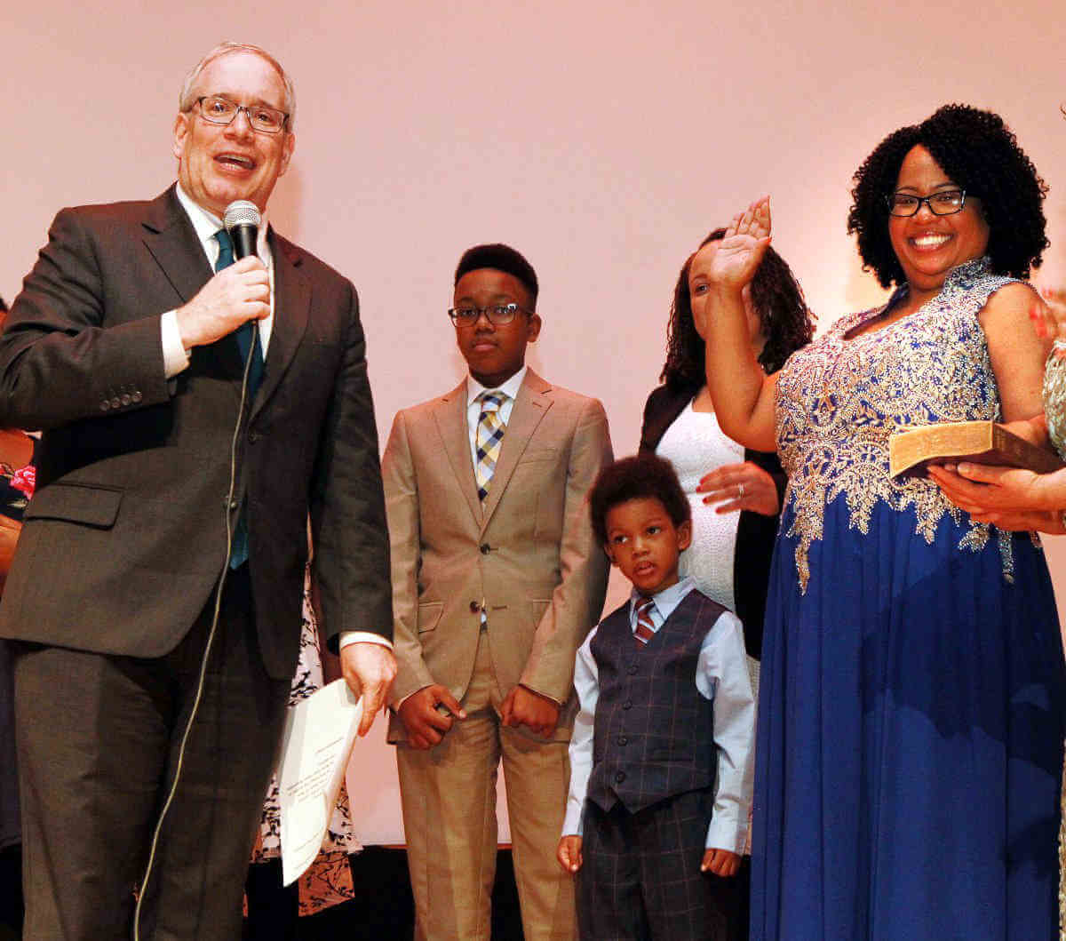 Feting Frontus: Pols, locals toast new Assemblywoman at Brighton Beach swearing-in ceremony|Feting Frontus: Pols, locals toast new Assemblywoman at Brighton Beach swearing-in ceremony