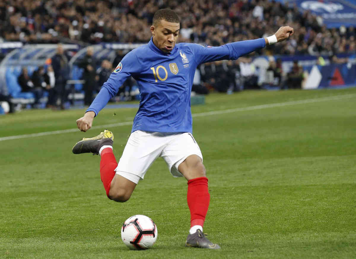 2019-04-05-ap-pele-meets-mbappe-in-paris-cl02_z