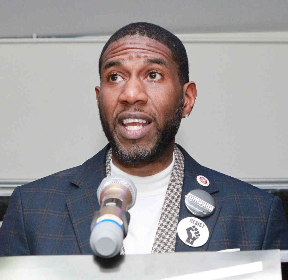Williams holds roundtable on officer suicides