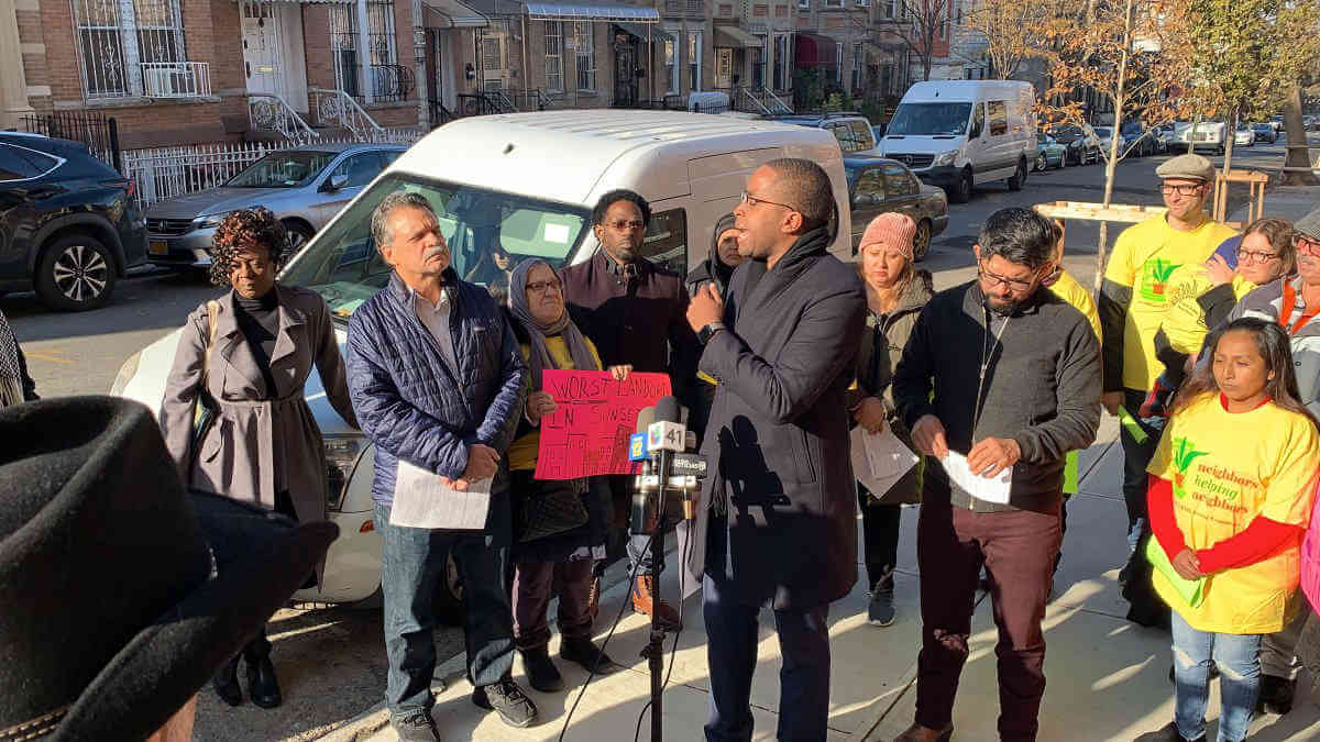 Pols, tenants blast landlord over gas outage