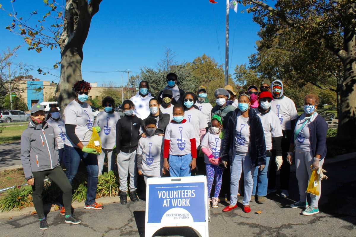 residents-beautify-canarsie-park-2020-10-23-tc-cl01