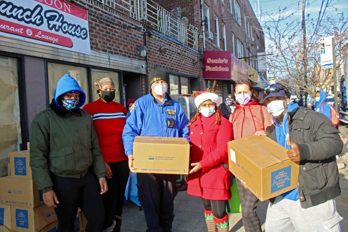 christmas-food-distribution-on-flatbush-2020-12-18-tc-cl01
