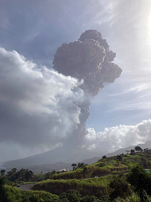st. vincent-volcano-erupting-2021-04-15-nk-cl01
