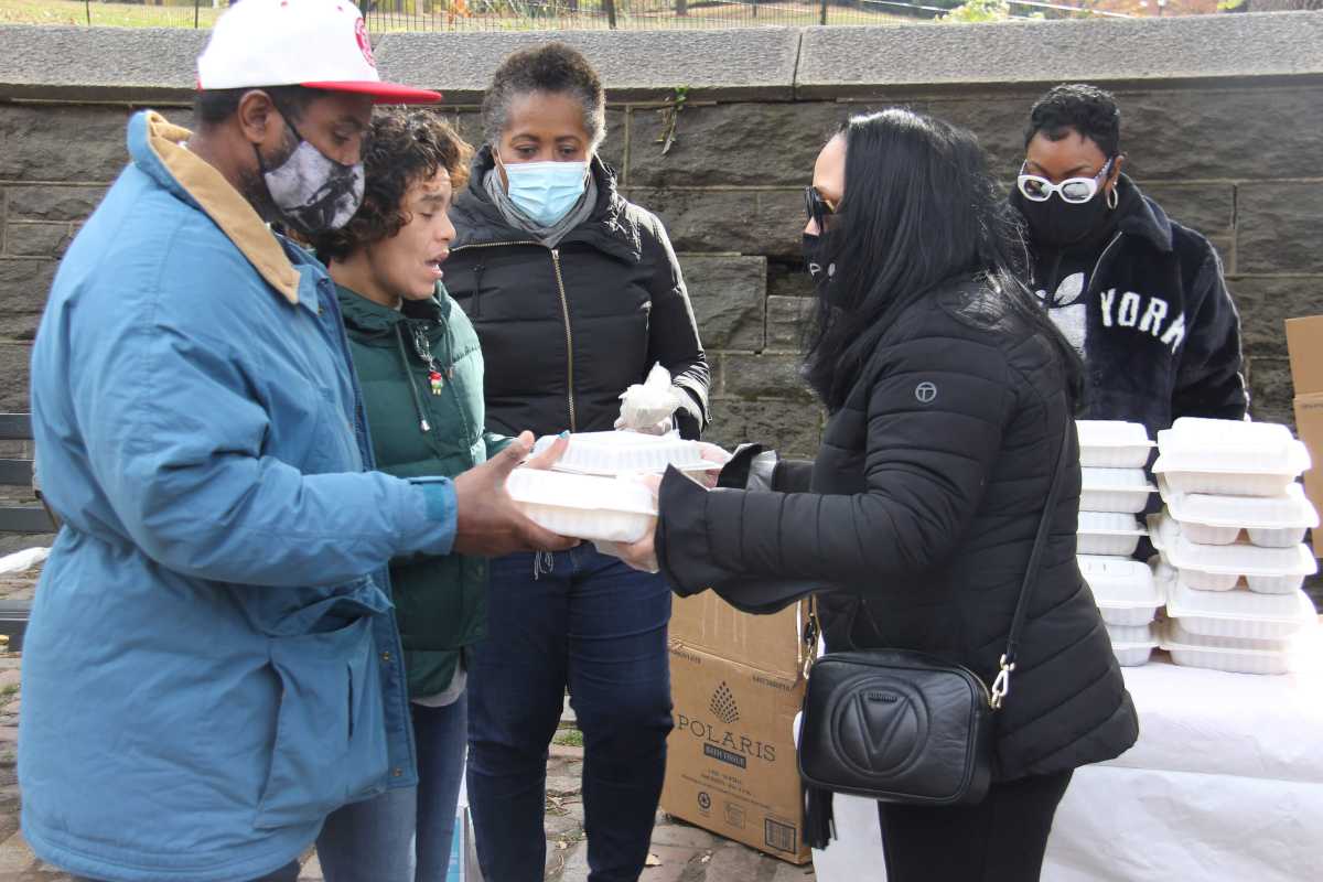 88th-precinct-thanksgiving-meal-2021-12-10-nk-cl01