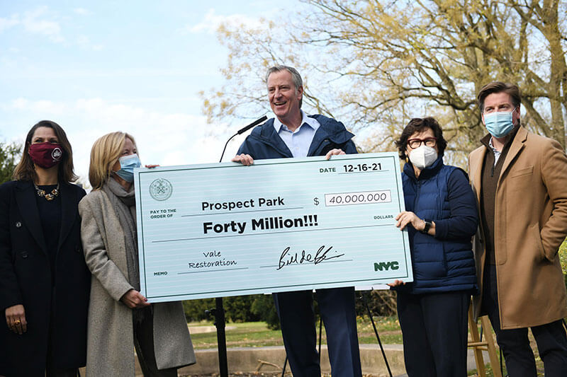 Mayor Bill de Blasio displays symbolic check with city and Prospect Park Alliance officials