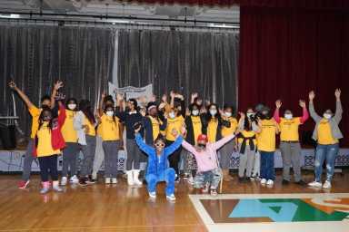 Students during Hoodcelebrityy’s visit to a school in Tri-state area