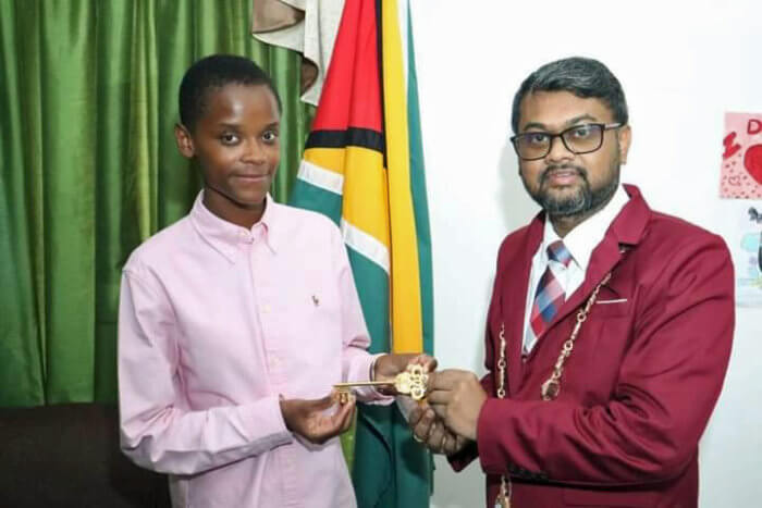 Mayor Ubraj Narine presents the Key to the City of Georgetown to Black Panther star Letitia Wright.