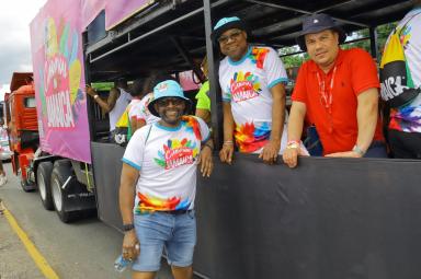 Minister of Tourism, Jamaica, Edmund Bartlett (C) shares a moment with Minister without Portfolio in the Ministry of Economic Growth and Job Creation, Jamaica, the Hon. Matthew Samuda (R) and Director of Tourism, Jamaica Tourist Board, Donovan White (L) during this year’s Carnival in Jamaica Road March Parade.