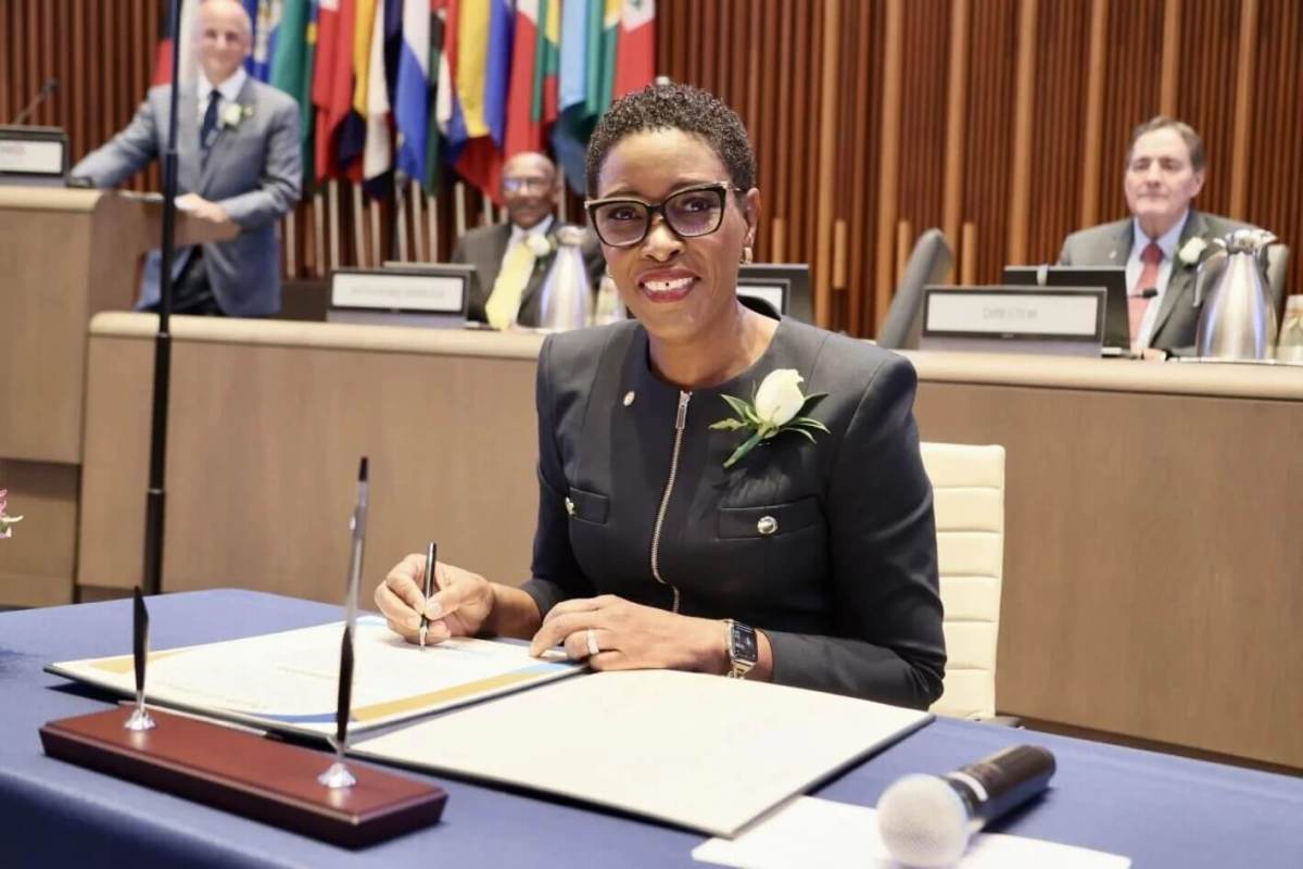 Dr. Sealey-Thomas, of Antigua and Barbuda sworn in as PAHO-WHO Assistant Director