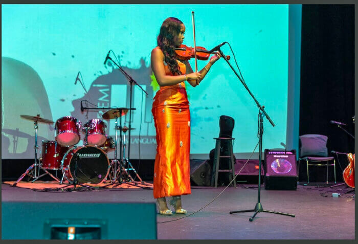 Mabou Loiseau playing the violin.