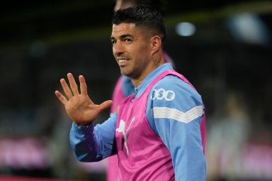 FILE - Uruguay's Luis Suarez waves from the bench during a qualifying soccer match for the FIFA World Cup 2026 against Argentina at La Bombonera stadium in Buenos Aires, Argentina, Nov. 16, 2023. The 37-year-old Suárez scored 17 goals for Brazilian league runner-up Gremio, Wednesday, Dec. 6, 2023.