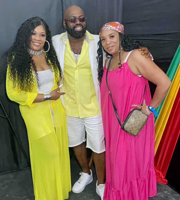 Singer Richie Stephens shares lens time backstage at Rebel Salute 2024 with Special K of I-Land Vybzz TV (left) and Karen Belgrave.