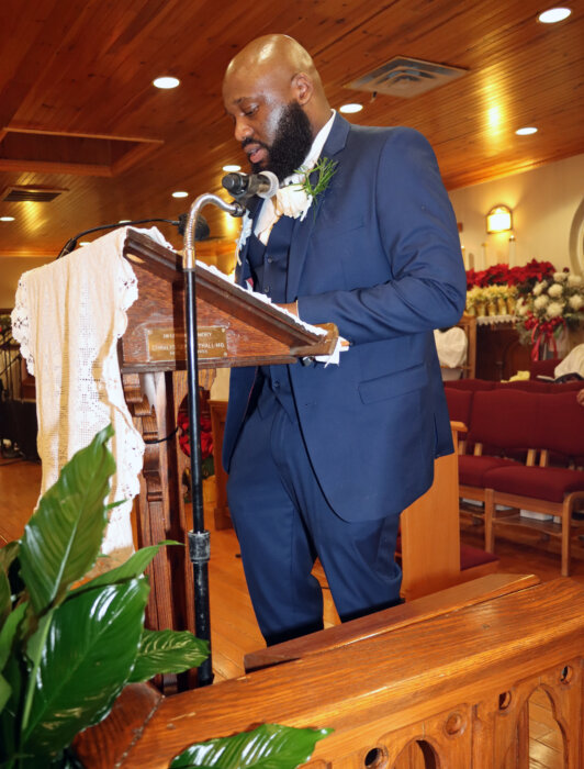 Alex Hinds's younger son, Jabari, reads the obituary.