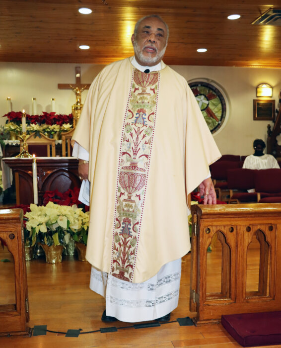 Fr. Rev. Cannon George L. Bonner delivers homily.