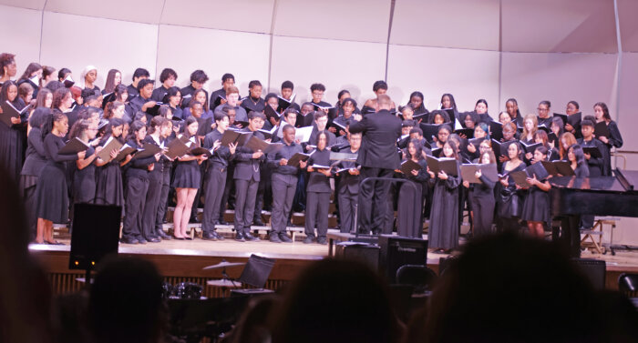 Dr. Ronnie Oliver, Jr. conducts the Honors Festival Chorus.