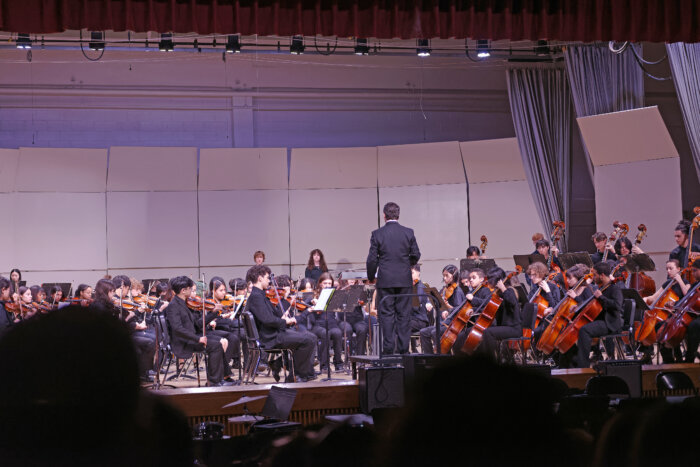 Gregory Robbins conducts the Orchestra.