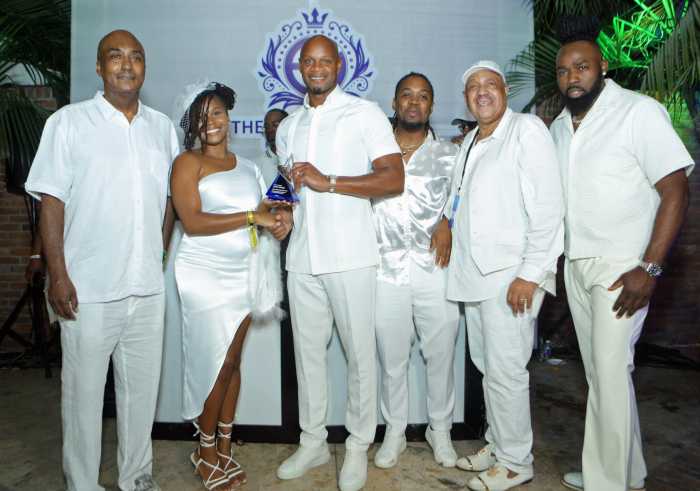 Jamaican Olympian Asafa Powell, who broke the 100 meters ten-second barrier 97 times, was honored with the 2024 Bleu & Bougie 'Superstar' Award. Elite Weekend Ambassador Talitha Smiley presented the award to Asafa. Looking on are members of the Elite Weekend executive team.