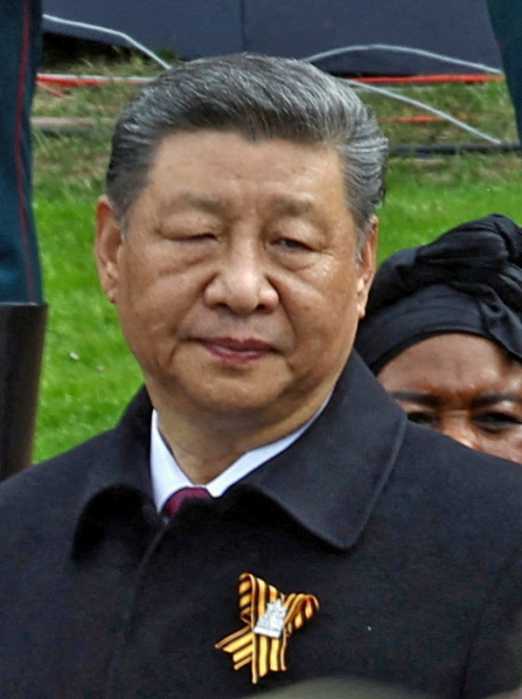 Chinese President Xi Jinping watches Russian service members marching past during a flower-laying ceremony at the Tomb of the Unknown Soldier on Victory Day, marking the 80th anniversary of the victory over Nazi Germany in World War Two, in central Moscow, Russia, May 9, 2025.