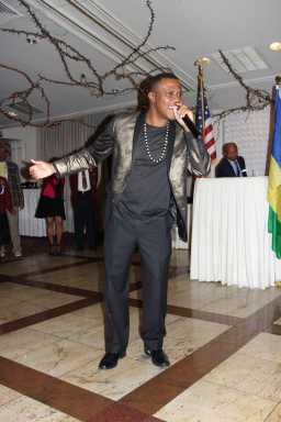 Kevin Lyttle gives patrons "a taste" of “Home for Carnival” and “Drive Me Crazy.”