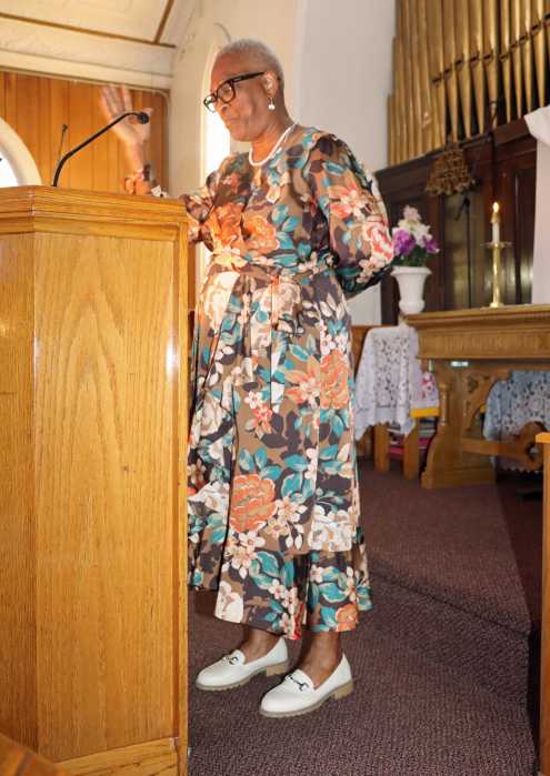 Min. Joycelyn King prays for mothers.
