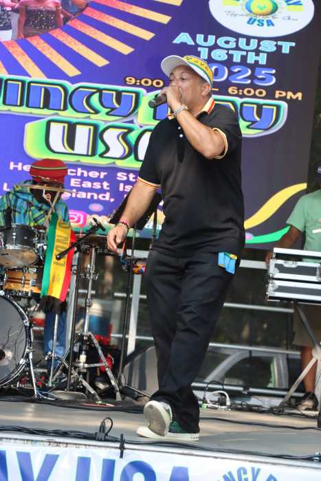 Dennis Bowman sings Poorsah's "Go Right in Dey"