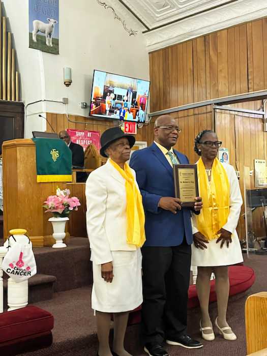 Nelson A. King receives award from Sis. Doreen Thomas, left, and Sis. Marlene Ferguson.