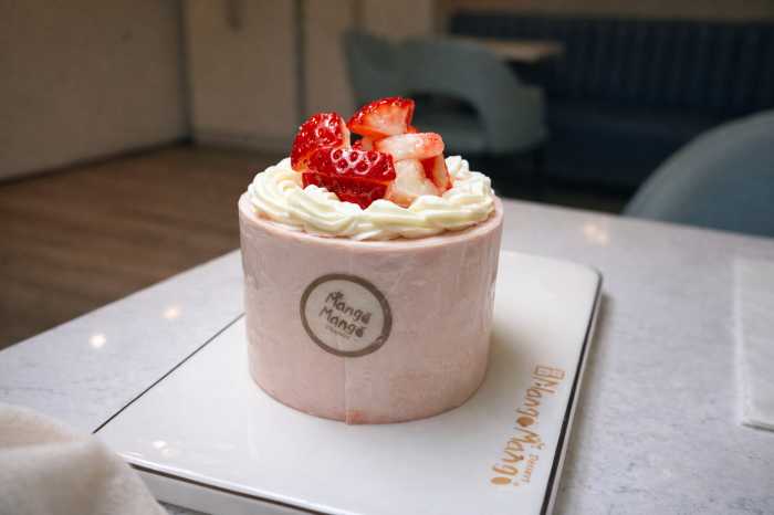 A mini strawberry promise cake garnished with fresh strawberries is among Mango Mango’s popular desserts, recognized for fresh ingredients and consistent quality.