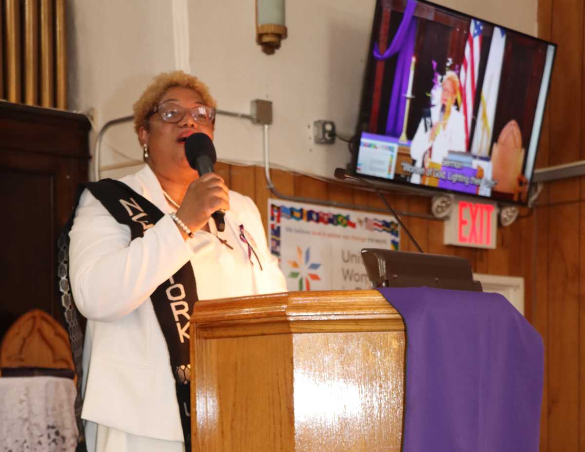 Heidi Thomas delivers sermon on "Women of God: Lighting Their Path."