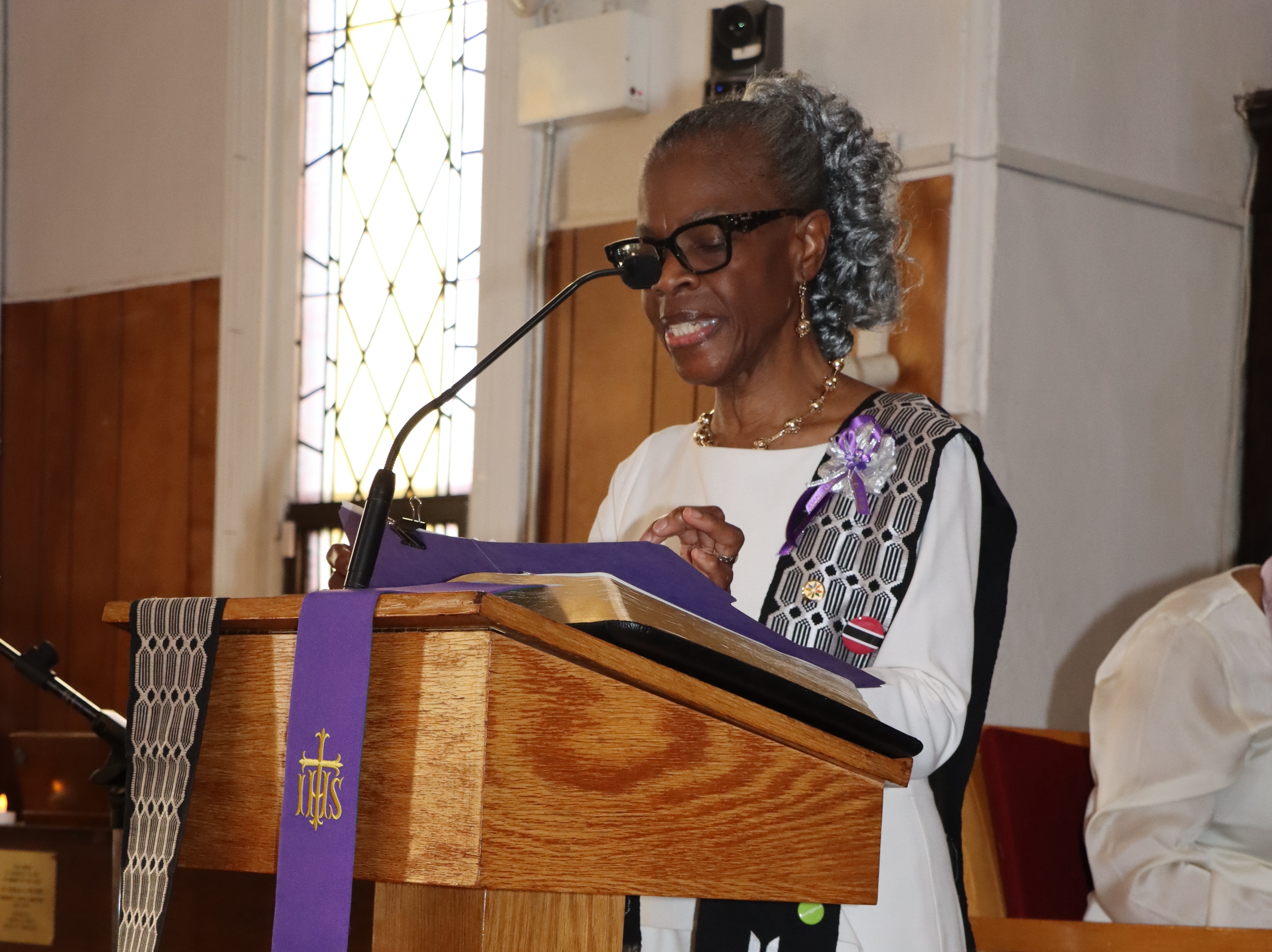 Marlene Ferguson addresses the congregation.